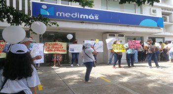 Protestan afuera de Medimás para pedir atención urgente a tres menores de Cúcuta./Foto: La Opinión
