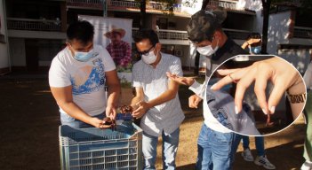 Los jóvenes aprendieron a crear lombricompostaje. / Foto: Cortesía