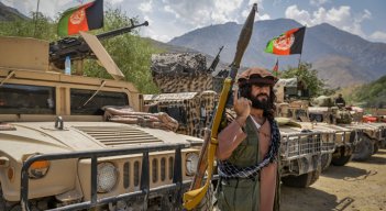 Hombres armados afganos que apoyan a las fuerzas de seguridad afganas contra los talibanes con sus armas y vehículos Humvee en el área de Parakh en Bazarak, provincia de Panjshir,