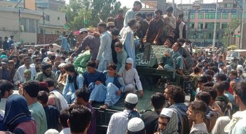 Los combatientes talibanes y la población local se sientan en un vehículo Humvee del Ejército Nacional Afgano (ANA) en una calle de la provincia de Jalalabad, el 15 de agosto de 2021. / Foto: AFP