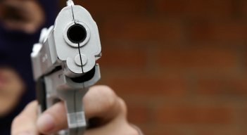 La legislación Colombia no considera letales las armas traumáticas y de fogueo, Sin embargo, lo pueden ser, dependiendo de la distancia y el lugar del impacto. Aunque la punta del proyectil sea de goma, puede perforar no solo la piel, sino el tejido muscular, llegando a causar la muerte. / Foto: Colprensa 