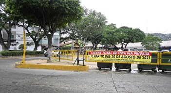 La medida de cierre ha sido señalizada por todo el sector con pancartas y vallas debido al deterioro vial. 
