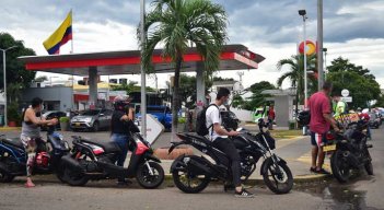 Colas en estaciones de gasolina 