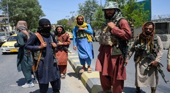 Combatientes talibanes montan guardia a lo largo de una carretera cerca de la plaza Zanbaq en Kabul./ Foto AFP