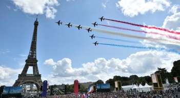La patrulla aérea francesa 'Patrouille de France' sobrevuela la aldea de fans de El Trocadero frente a la Torre Eiffel, en París, tras la transmisión de la ceremonia de clausura de los Juegos Olímpicos de Tokio 2020. / Foto: AFP