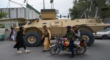 Combatientes talibanes montan guardia en las calles de Kabuel, tras tomar el control de Afganistán./ Foto AFP