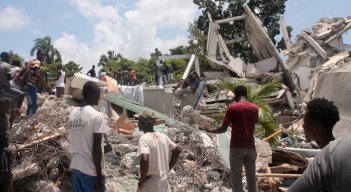 El terremoto de magnitud 7,2 causó al menos 304 muertos y más de 1.800 heridos en el sudoeste de Haití, avivando los dolorosos recuerdos del gran sismo de 2010. / Foto: AFP