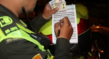 Policías de Cúcuta colocando comparendos.