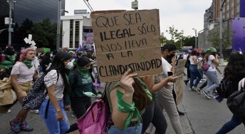 Decenas de mujeres se manifestaron este martes en Ciudad de México. /AFP