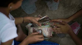 Bolívares son juguetes para niños venezolanos./Foto: AFP