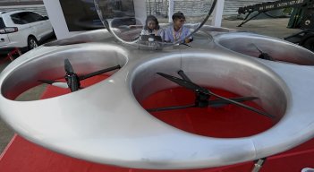 China presentó los nuevos equipos de su fuerza aérea, como drones de vigilancia o de ataque./AFP
