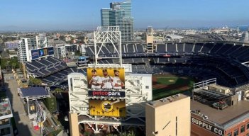 Una mujer y su hijo mueren por caída en un estadio de Grandes Ligas de béisbol./Foto: AFP