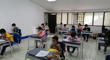 En los colegios se hace el seguimiento a todos los protocolos de bioseguridad para el regreso gradual, seguro y efectivo de los niños a las aulas de clases. / Cortesía/ La Opinión 