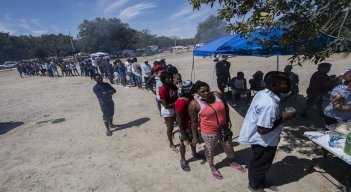Improvisado campamento, que amaneció sobresaltado por lo que parecía ser un intento de desalojo. /AFP