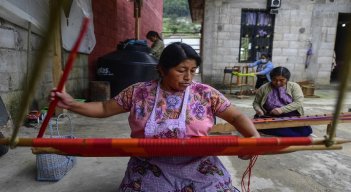 Tejedoras indígenas de un pueblo enclavado entre verdes cerros del sur de México. /AFP