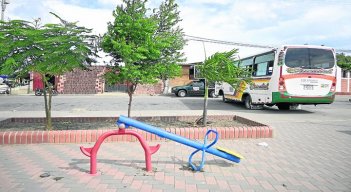 El paisaje del parque es acompañado por las busetas que se estacionan en el lugar./ Foto: Jorge Gutiérrez