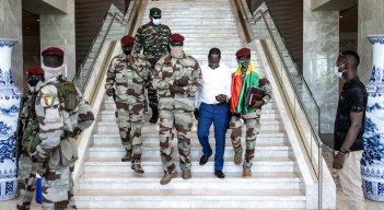 El presidente del Comité Nacional de Concentración y Desarrollo (CNRD), el coronel Mamady Doumbouya (C) sale de una reunión con representantes de alto nivel de la Comunidad Económica de los Estados de África Occidental (CEDEAO) en Conakry. / Foto: AFP