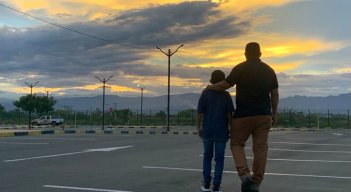 Javier, quien reconoce su error de empuñar un arma, camina feliz junto a su familia, la cual considera la mejor herramienta para ser feliz. / Foto: Cortesía