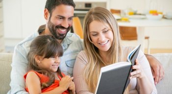  Leer cuentos con ellos es una de las formas de conectarse. / Foto: Freepik