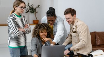 Los jóvenes deber recibir orientación vocacional oportuna para evitar frustraciones futuras, con un proceso que les permita descubrir sus habilidades, cualidades y debilidades, que facilite el análisis de opciones viables./ Foto: Pexels