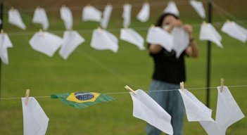 Pañuelos blancos que representan a personas que murieron por COVID-19, frente al Congreso Nacional en Brasilia