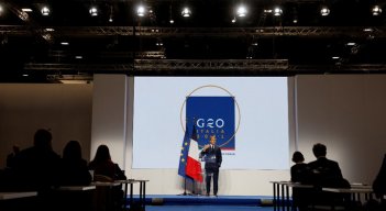 El presidente de Francia, Emmanuel Macron, se dirige a los representantes de los medios de comunicación en una conferencia de prensa en Roma, este domingo, durante la Cumbre del G20. / Foto: AFP
