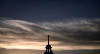 La cruz en lo alto de una iglesia en Lyon en Francia se muestra el 5 y 20 de octubre./ AFP