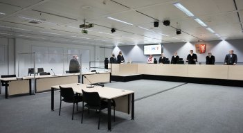 Los jueces durante el juicio contra exsecretario de 96 años del comandante de las SS del campo de concentración de Stutthof en la sala del tribunal en Itzehoe, en Alemania./AFP