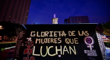 Vista de una estatua en honor a "Mujeres que luchan" colocada por colectivos feministas en la rotonda de la Avenida Paseo de la Reforma, de donde había sido retirada la efigie de Cristóbal Colón, en la Ciudad de México./AFP