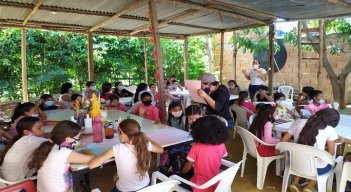 En La Fortaleza, el lugar de encuentro de las niñas es la casa de Maricel, donde tiene adecuado un espacio para que las menores realicen sus actividades. /  Foto: Cortesía / La Opinión 