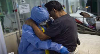 Desde que irrumpió la pandemia, en marzo de 2020, el país andino de 33 millones de habitantes acumula 2,2 millones de contagios./ AFP