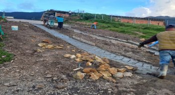 Las obras se hacen comunidad-gobierno. Foto: Roberto Ospino/La Opinión.