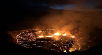 Imagen cortesía del Servicio Geológico de EE. UU. (USGS) muestra la erupción continua del volcán Kilauea en Hawai./AFP