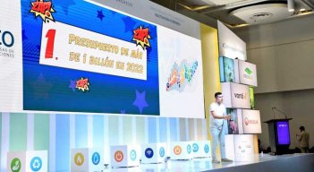 el ministro de Vivienda, Ciudad y Territorio, Jhonathan Malagón, quien lanzó el libro “Colombia Azul, el futuro del agua potable a 2030”, durante el congreso de Andesco.