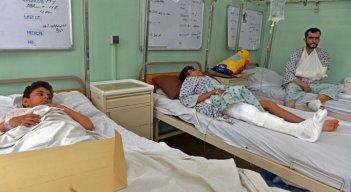 Las víctimas que resultaron heridas en un atentado suicida con bomba en una mezquita chií, descansan dentro de un hospital en Kandahar el 16 de octubre de 2021, un día después de que 41 personas murieron y decenas resultaron heridas en un atentado suicida con bomba reivindicado por el grupo Estado Islámico. / Foto: AFP