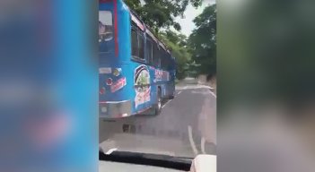 El conductor de un bus de la empresa Extra Rápido Los Motilones “de manera irresponsable e intimidante en varias ocasiones se cruzó de carril cerrando el paso” a una buseta.