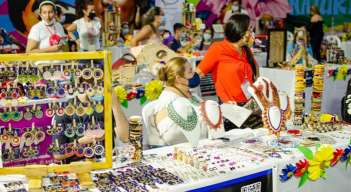 La Alcaldía organizó una feria con 30 emprendedores locales en el Centro Comercial Jardín Plaza. / Foto: Banco del Progreso