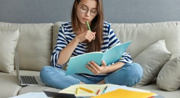 Los términos del convenio son un descuento del 30% en el valor de la matrícula para beneficiarios en programas de maestría. / Foto: Freepik