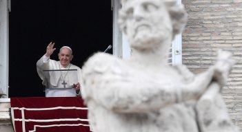 En su tradicional oración dominical del Ángelus, en la plaza de San Pedro, el papa lamentó la violencia en cárcel de Ecuador. / Foto: AFP