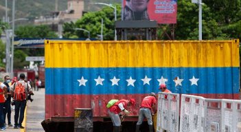 Venezuela retiró ayer los contenedores que bloqueaban el paso en el puente internacional Simón Bolívar./Foto Juan Pablo Cohen