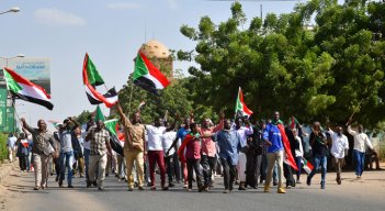 Los manifestantes antigolpistas sudaneses asisten a una reunión en la ciudad gemela de Omdurman, la capital, Jartum, para expresar su apoyo a la transición democrática del país que descarrilaron una toma militar y una represión mortal. / Foto: AFP