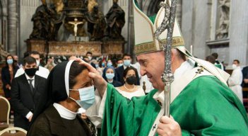 El breve encuentro entre el Papa y la hermana Gloria Narváez