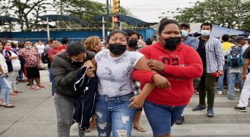 El gobierno de Ecuador calificó de “barbarie” los hechos sangrientos. Familiares de los reclusos lloraron al conocer la noticia./ Foto: AFP