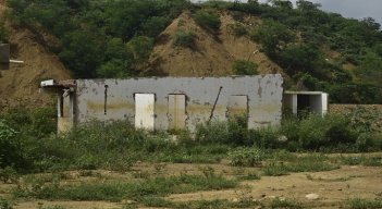 Hay casas abandonadas que se convirtieron en guarida de delincuentes. / Foto: Pablo Castillo / La Opinión