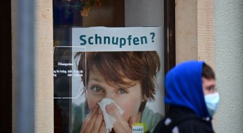 La tasa que mide el número de nuevas infecciones por coronavirus por cada 100.000 personas durante los últimos siete días se disparó a 201,1 el lunes 8 de noviembre de 2021, un récord desde que estalló la pandemia. / Foto: AFP
