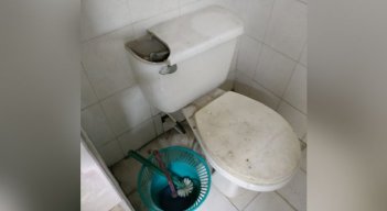 Las baterías sanitarias del plantel se encuentran en mal estado. / Foto: Cortesía