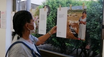 La exposición narra experiencias de las mujeres.