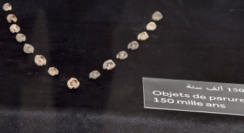 Las conchas, que se supone que formaron collares y brazaletes, fueron descubiertas en la cueva Bizmoune cerca de la localidad costera de Essaouira. /AFP