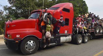 600 inmigrantes que viajaban en tráileres
