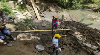 Con recursos propios se recuperan tramos afectados por la ola invernal.